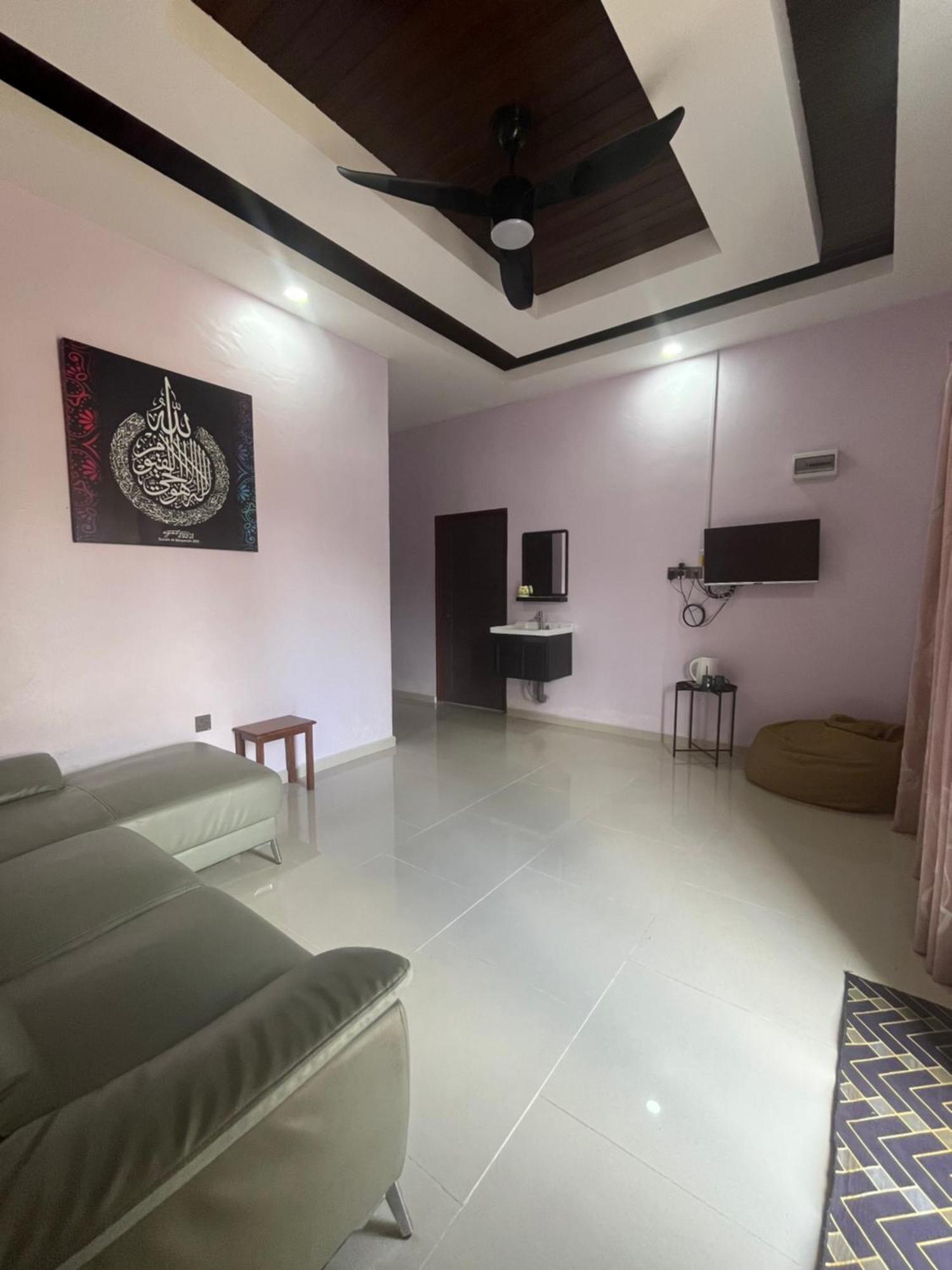 Razak Guest House Setiu Exterior photo